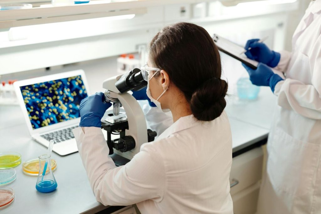6 cursos complementares de Biomedicina gratuitos para aprimorar o currículo sem gastar