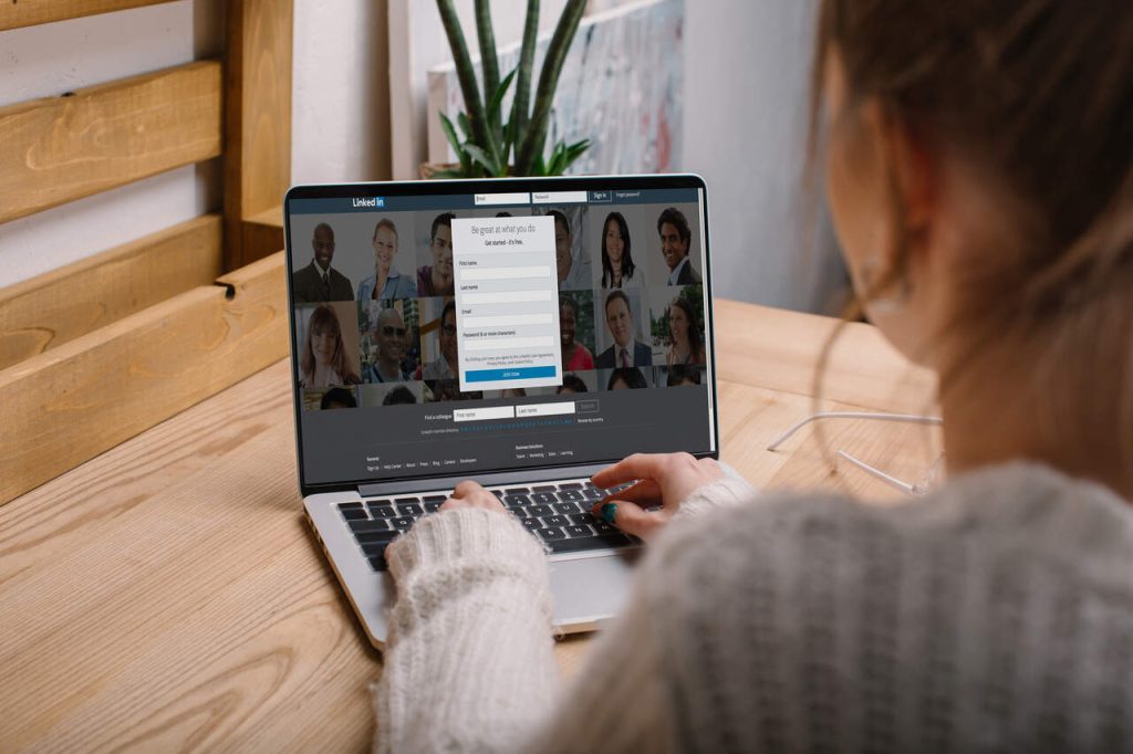 Como adicionar cursos no LinkedIn e aumentar suas chances no mercado